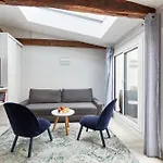 Jardin Du Luxembourg With Balcony - Paris Vacation Rentals